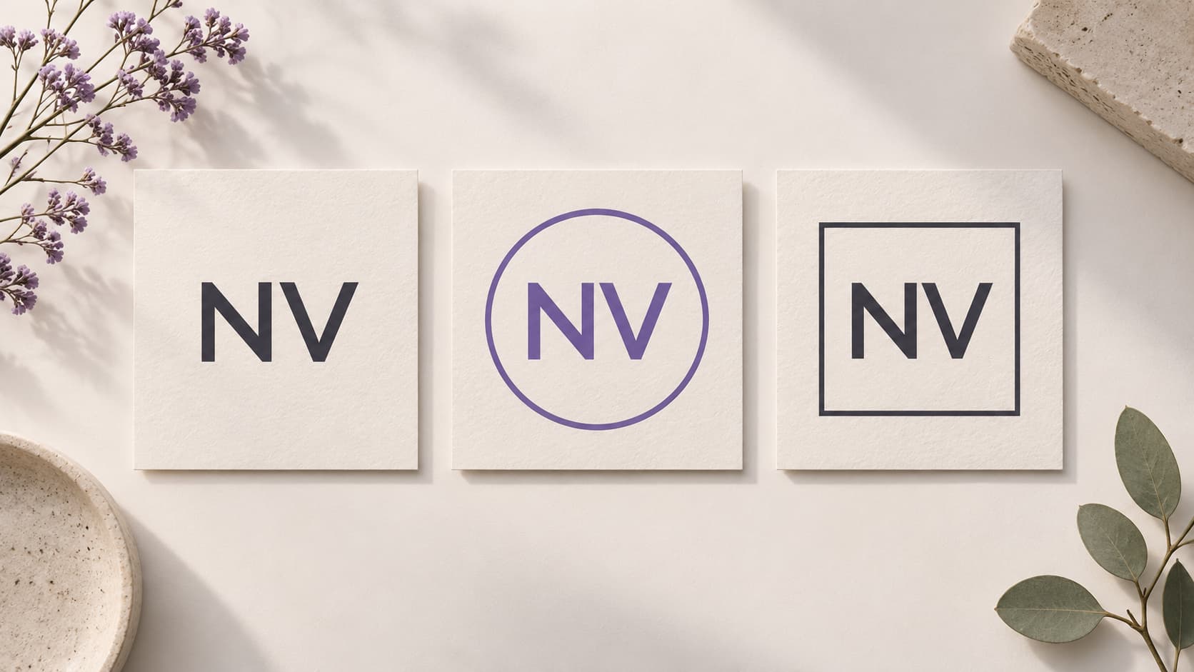 Eigene NV-Monogrammstudie ohne Rahmen, im violetten Kreis und im Quadrat auf Papierkarten